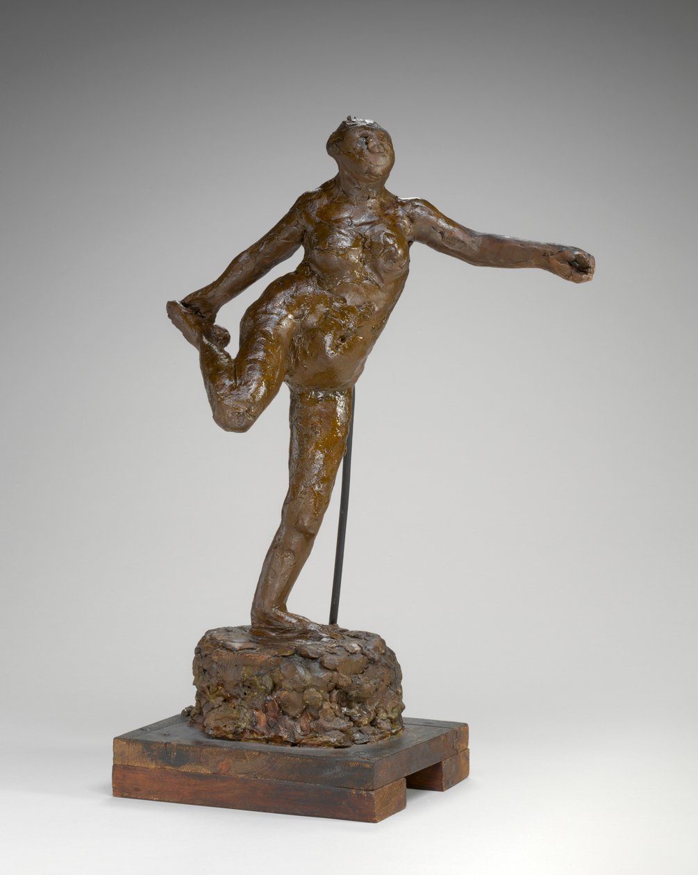 Táncos tartja a jobb lábát a jobb kezében alkotó: Edgar Degas