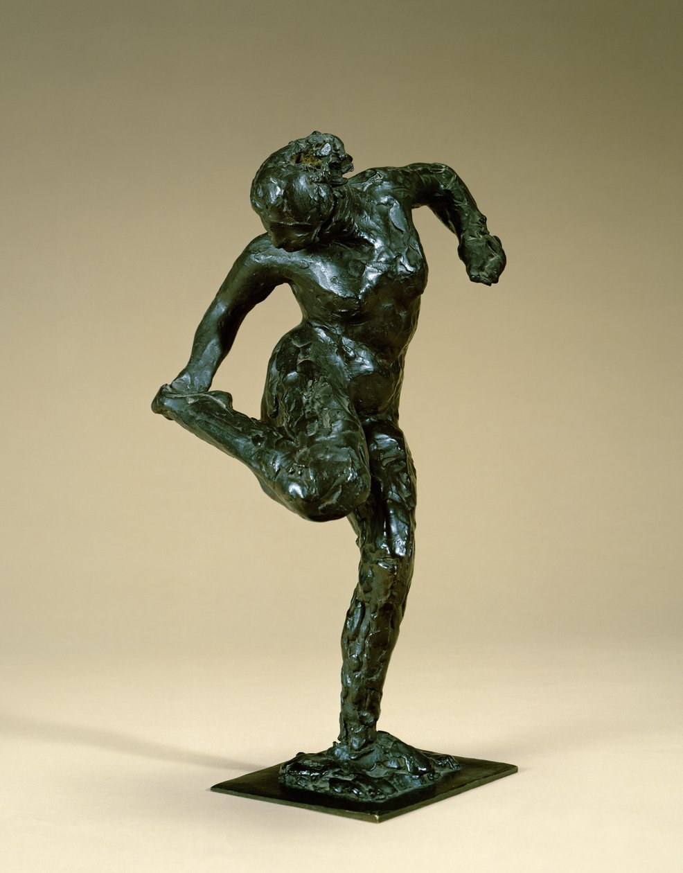 Táncosnő tartja a lábát, 1900-1910 körül (bronz) alkotó: Edgar Degas
