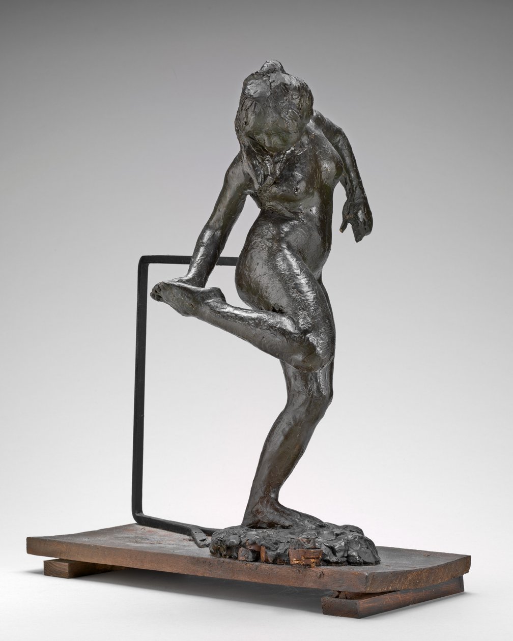Táncosnő jobb lábának talpát nézi, c. 1890-es évek. alkotó: Edgar Degas
