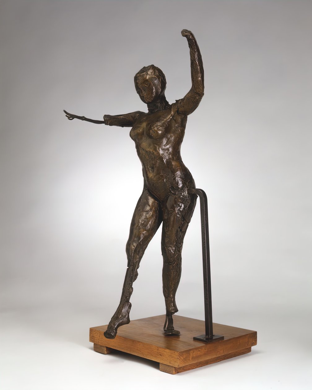 Táncos halad előre, felemelt karok, jobb láb előre, c. 1882-1895 öntött 1919-1932. alkotó: Edgar Degas