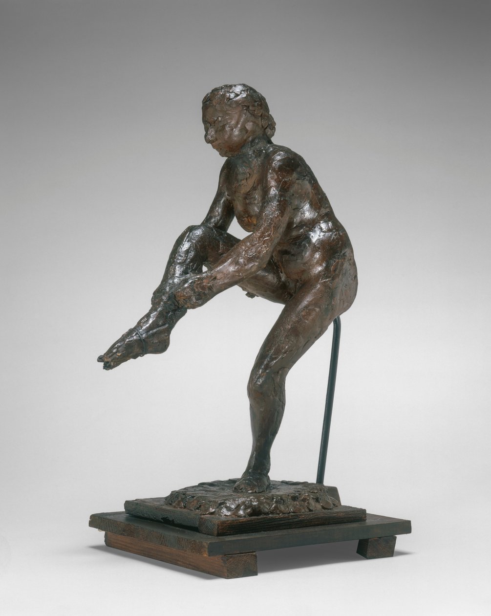 Harisnyát viselő táncosnő, 1890-es évek, 1911. alkotó: Edgar Degas