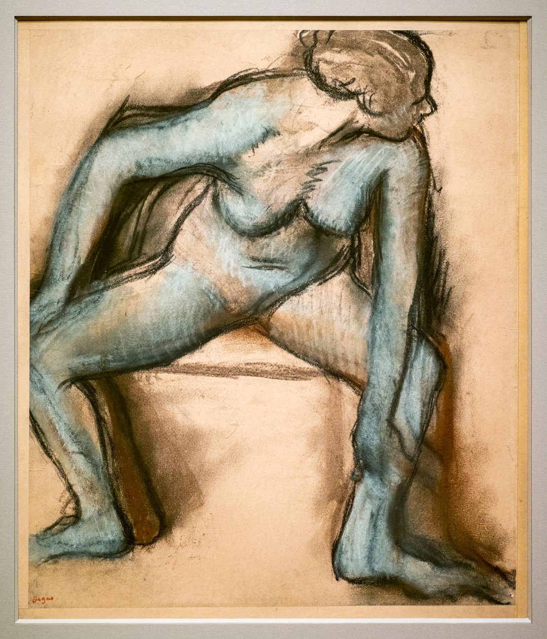 Táncosnő fürdőruhában. 1896 körül. Pasztell velin papírragasztón kartonon. alkotó: Edgar Degas