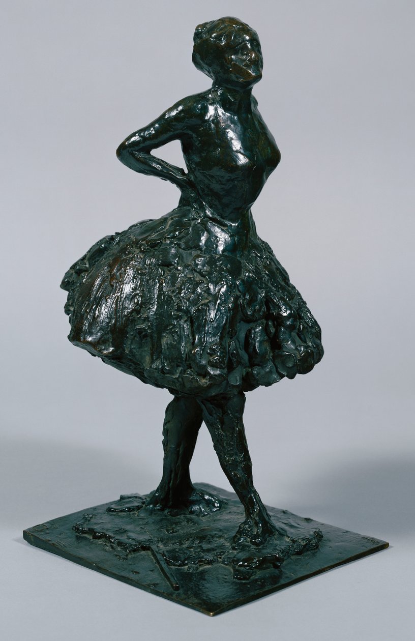Táncosnő alkalmi ruhában, csípőre tett kézzel, jobb lábával előre, öntött 1919-21 körül alkotó: Edgar Degas