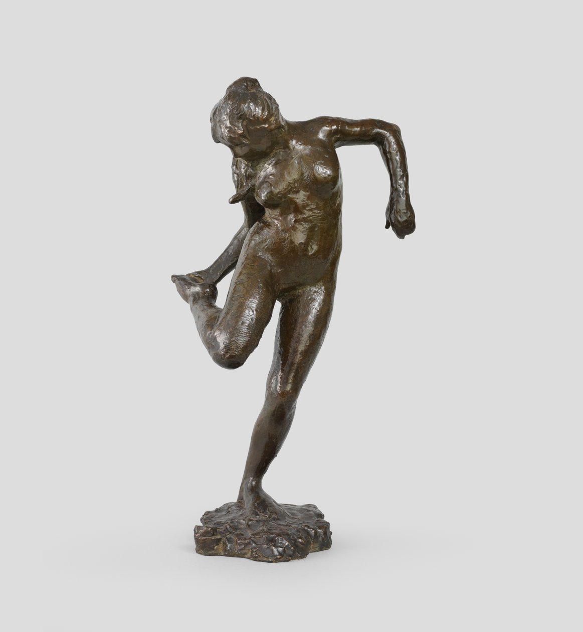 Táncosnő a jobb lábfejét nézi, 1895-1903 alkotó: Edgar Degas