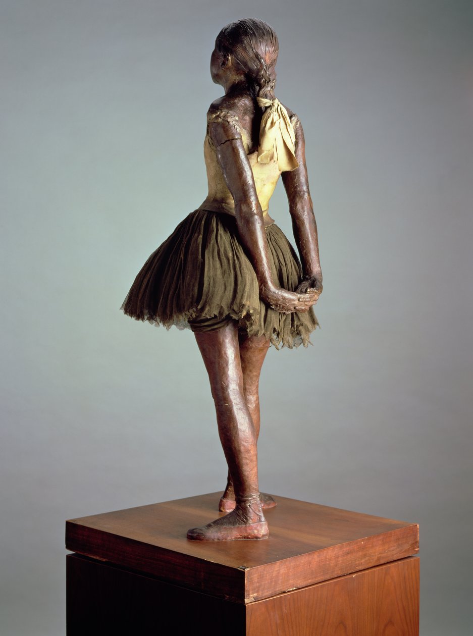 Kis táncos, 14 éves, hátulról nézve (polikróm bronz, szatén szalag és fa) (lásd még: 100777) alkotó: Edgar Degas