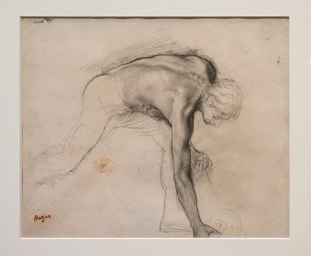Meztelen férfi támaszkodva felvesz egy tárgyat. 1859-1861 körül. Grafit velin papíron. alkotó: Edgar Degas