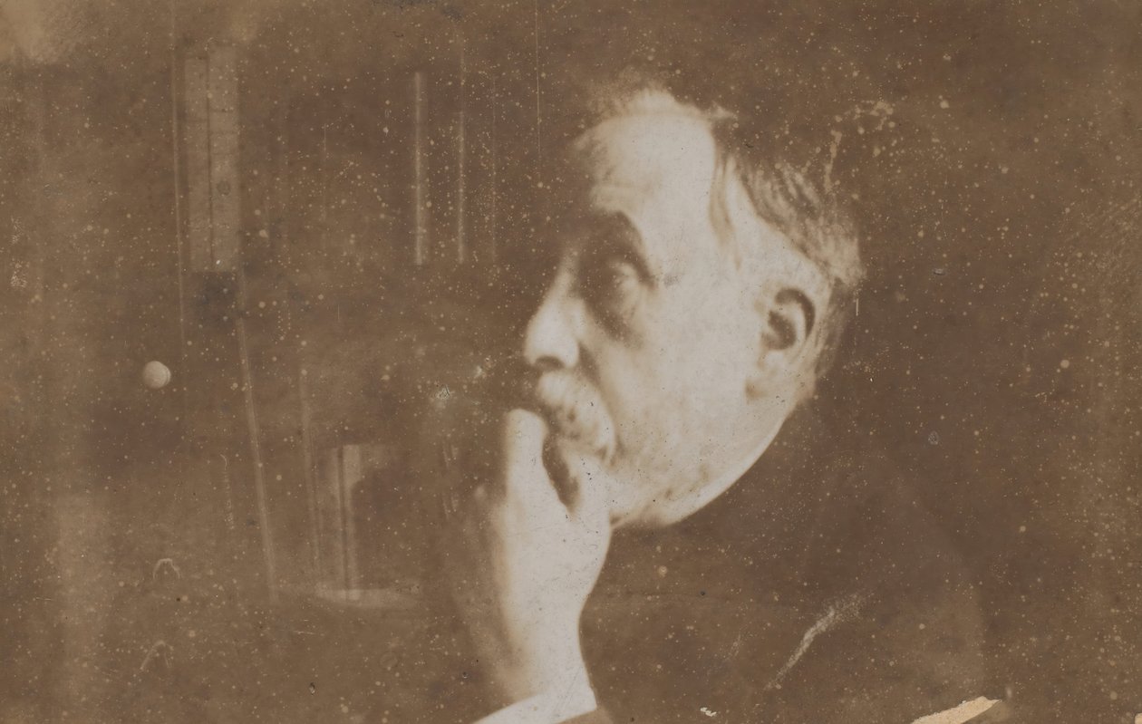 [Önarckép a könyvtárban Hand to Chin], valószínűleg 1895. alkotó: Edgar Degas