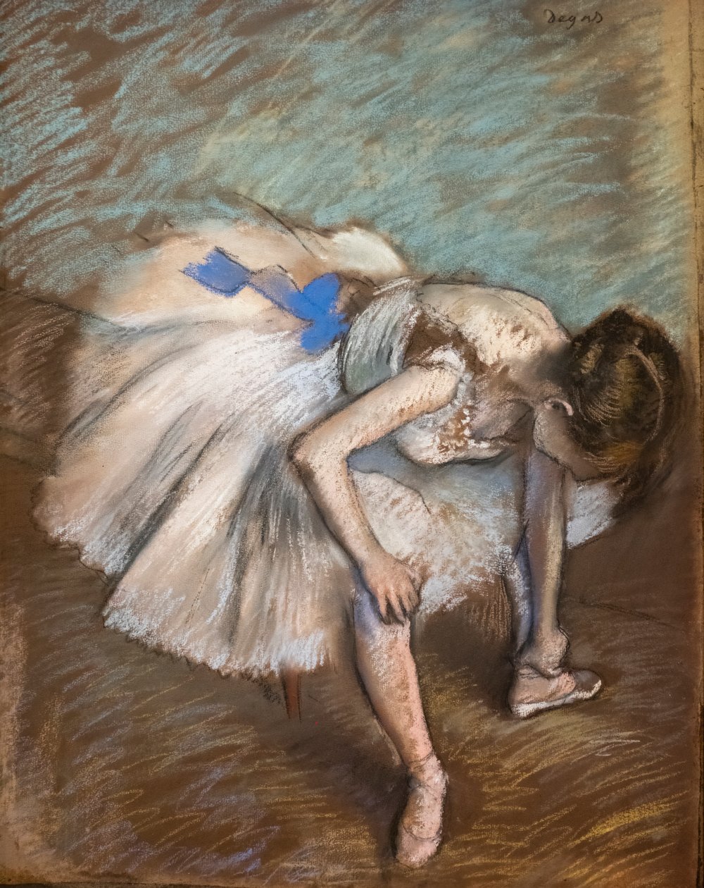 Ülő táncosnő masszírozza a lábát. 1881-1883. Pasztell barna papíron ragaszt kartonra. alkotó: Edgar Degas