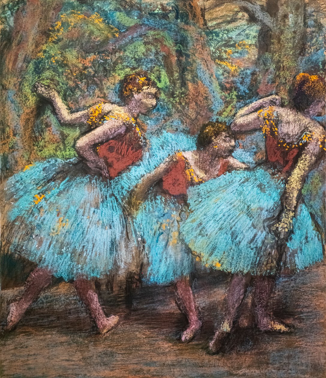 Három táncos (kék szoknya, piros fűző). 1903 körül. Papírragasztón pasztell kartonon. alkotó: Edgar Degas