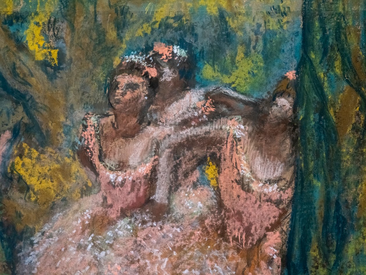 Három táncos lazacszoknyában (részlet). 1904-1906. Pasztell maroufle papíron, kartonon. alkotó: Edgar Degas