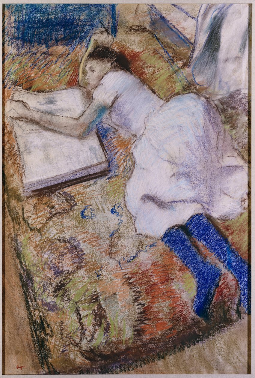 Fiatal lány elnyújtózva egy albumot nézeget, 1889 körül alkotó: Edgar Degas