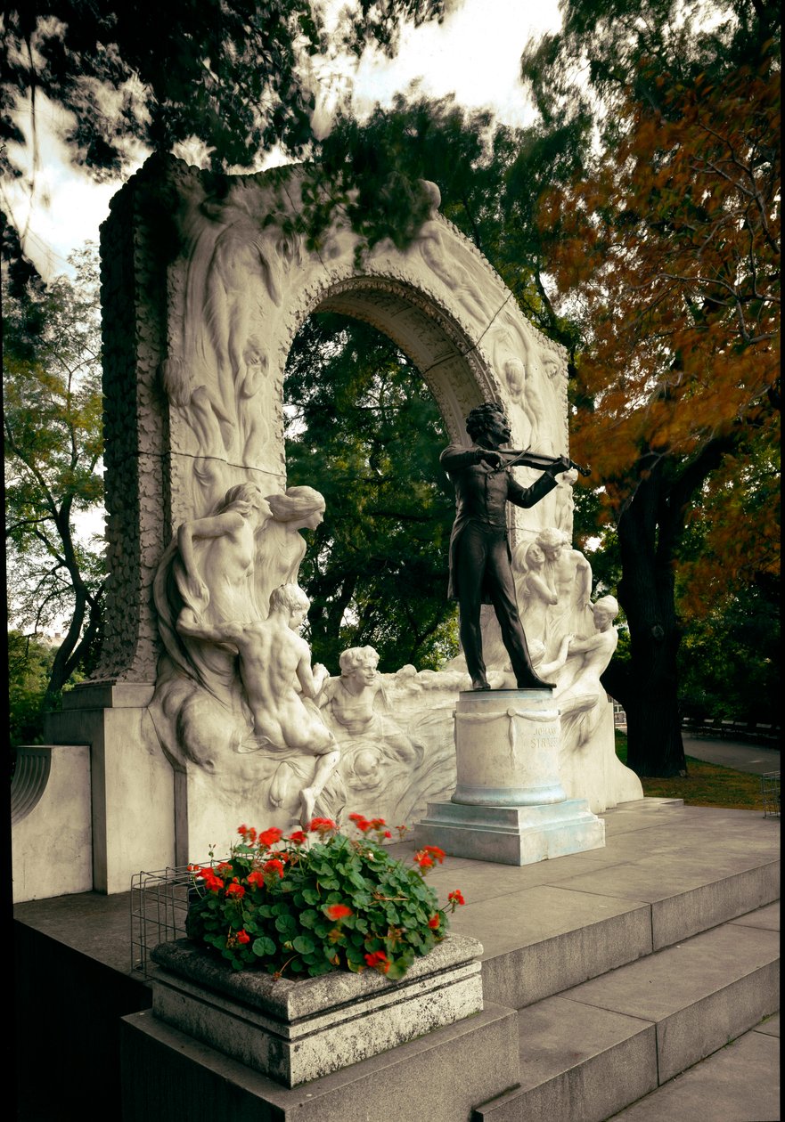 Emlékmű az osztrák zeneszerző és karmester, Johann Strauss II (vagy Johann Strauss fia vagy a fiatal vagy Johann Sebastian Strauss) (1825-1899) előtt tisztelegve. Edmund von Hellmer (1850-1935) szobra. 1921. Bécs, Stadtpark, Ausztria alkotó: Edmund Ritter von Hellmer