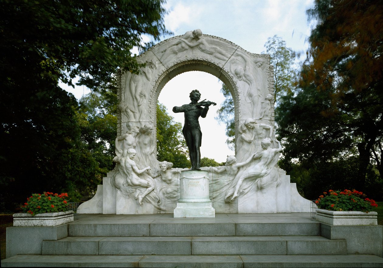 Emlékmű az osztrák zeneszerző és karmester, Johann Strauss II (vagy Johann Strauss fia vagy a fiatal vagy Johann Sebastian Strauss) (1825-1899) előtt tisztelegve. Edmund von Hellmer (1850-1935) szobra. 1921. Bécs, Stadtpark, Ausztria alkotó: Edmund Ritter von Hellmer