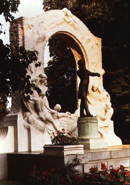 Emlékmű Johann Strauss ifjabb osztrák zeneszerzőnek alkotó: Edmund Ritter von Hellmer