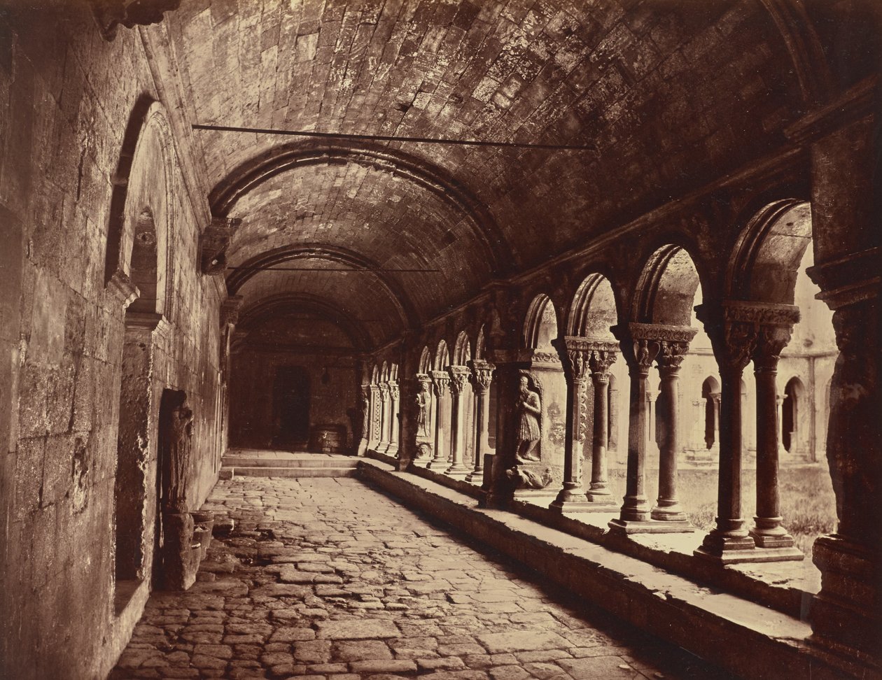 Arles. A Saint-Trophime kerengője alkotó: Édouard Baldus
