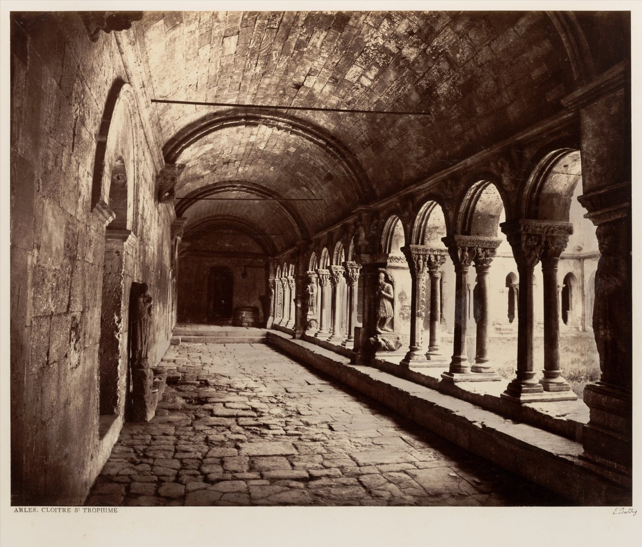 Arles, a Saint-Trophime-kolostor kerengője alkotó: Édouard Baldus