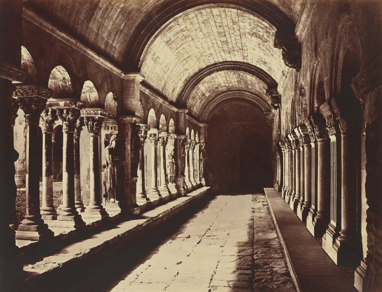 Arles. A Saint-Trophime kolostor kerengője alkotó: Édouard Baldus
