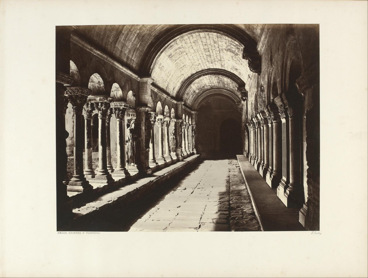 A Saint-Trophime-kolostor kerengője, Arles alkotó: Édouard Baldus