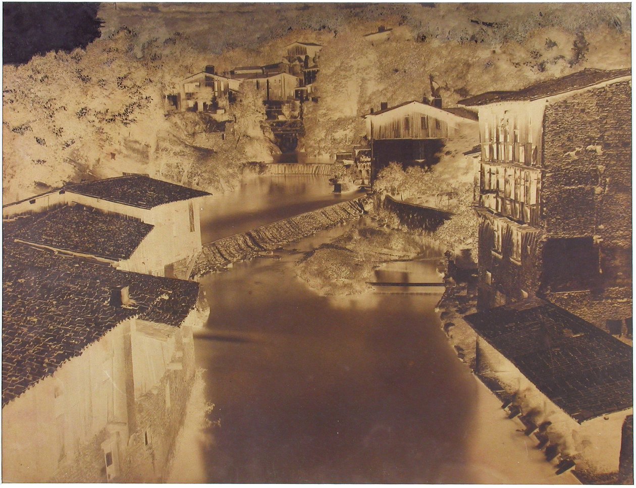 Cím nélkül [házak egy folyó mellett, esetleg Olaszországban vagy Franciaországban], 1854. alkotó: Édouard Baldus