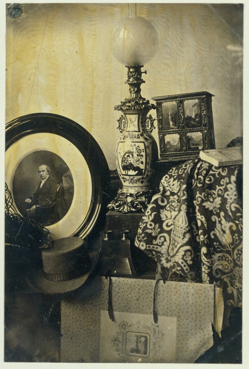 Csendélet Asser fényképes portréjával, sztereoszkóppal és portfólióval alkotó: Eduard Isaac Asser