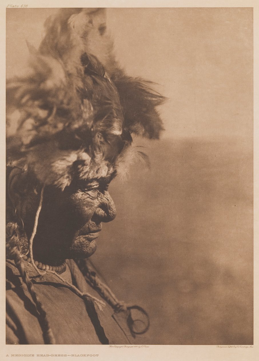 Gyógyító fejdísz — Fekete Láb törzs alkotó: Edward S. Curtis