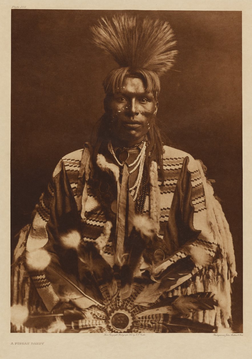 [Egy hagyományos viseletbe öltözött piikani férfi] alkotó: Edward S. Curtis