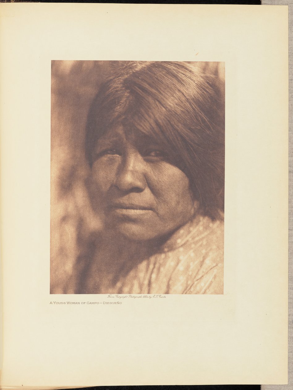 Egy fiatal nő Campóból - Diegueño alkotó: Edward S. Curtis