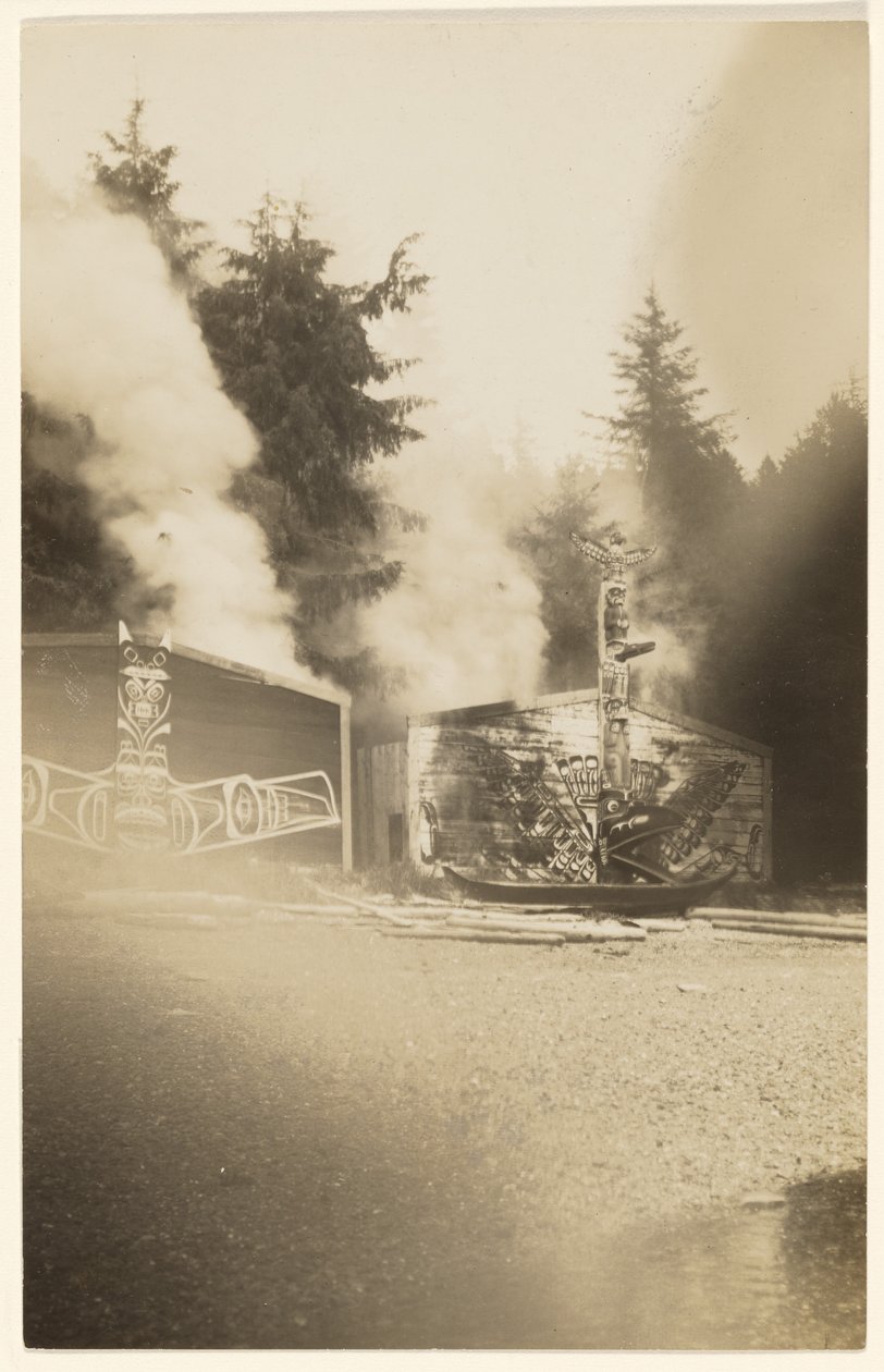 [Ahogy a lángok egyre magasabbra emelkedtek, bíborvörösre festették a tengert, amely egy kísérteties erdő lábánál háborog.] alkotó: Edward S. Curtis