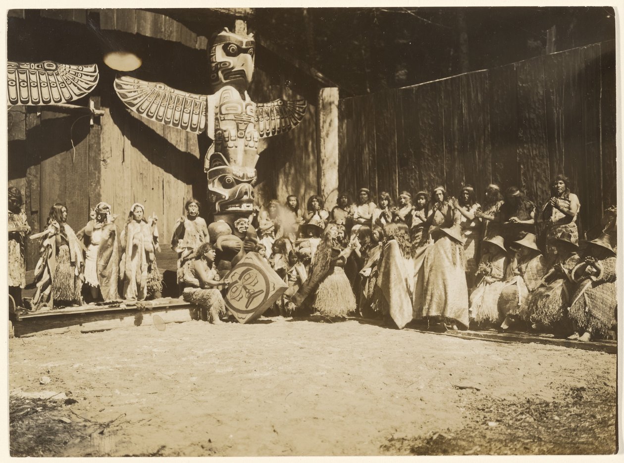 [A falak mentén sűrűn összegyűlt a harcosok és feleségeik vegyes tömege] alkotó: Edward S. Curtis