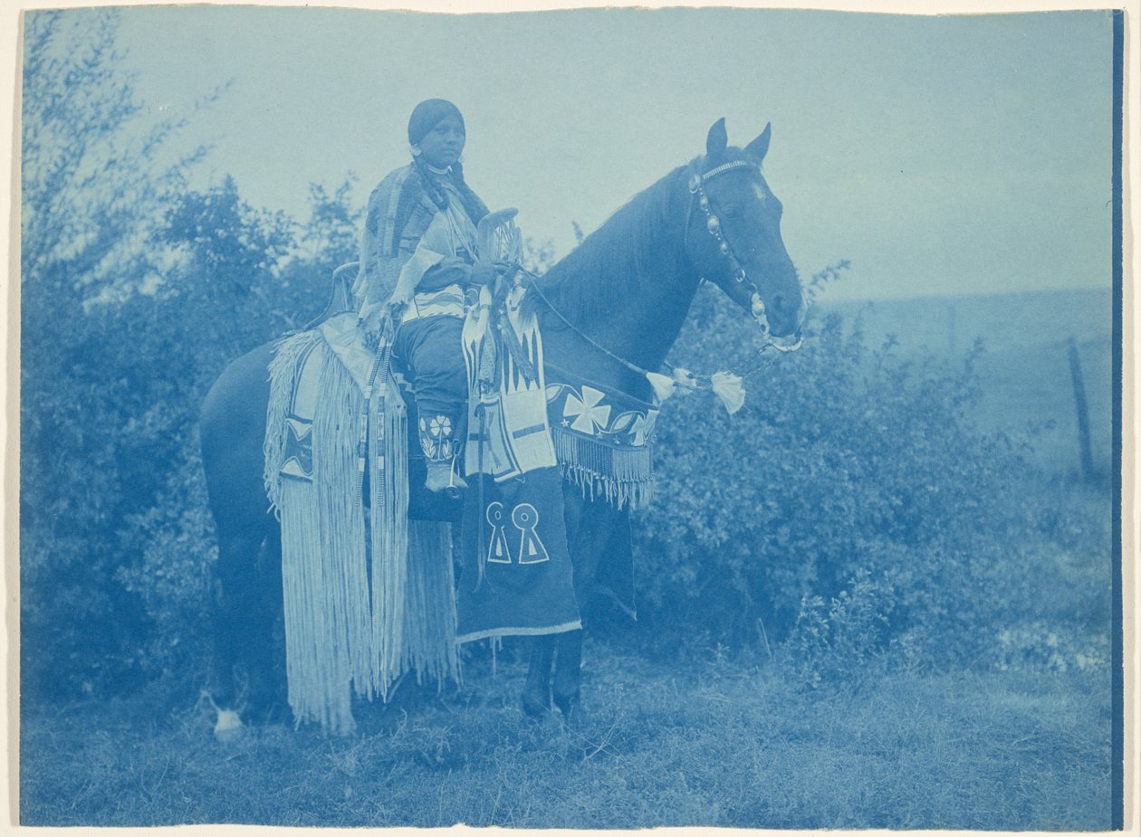 [Lóháton ülő cayuse nő] alkotó: Edward S. Curtis