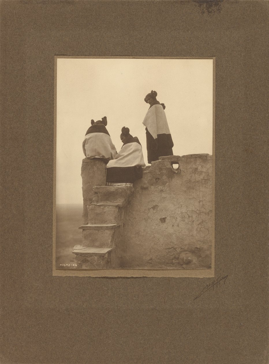 [Hopi indiánok, a táncosokat figyelve] alkotó: Edward S. Curtis