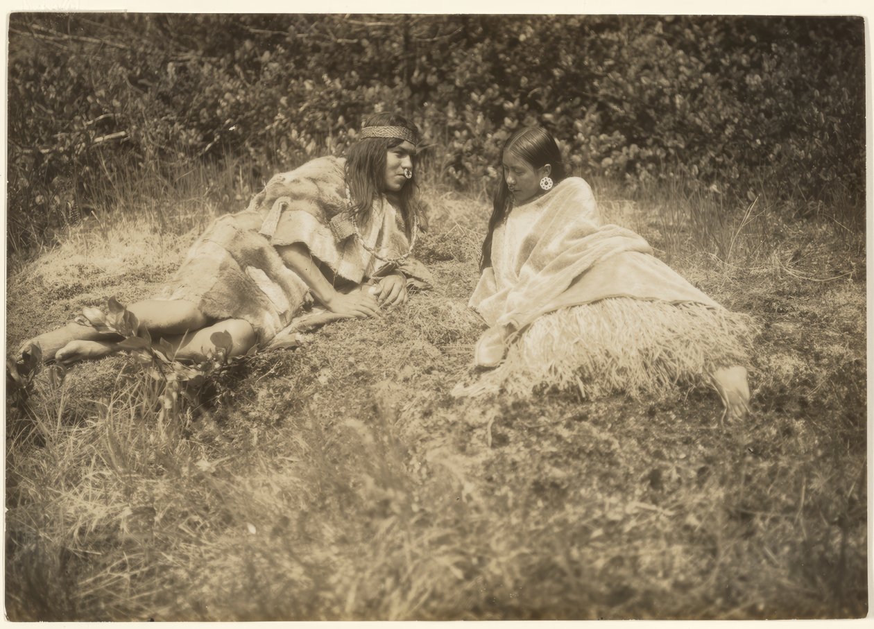 Elhódítom a leányt, és a szerelem és a gazdagság szavai udvarolnak neki. alkotó: Edward S. Curtis