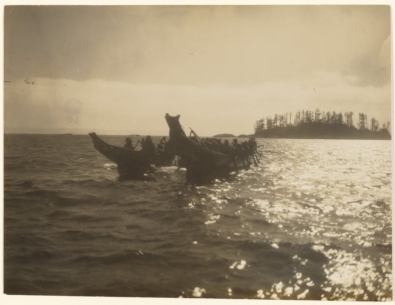 [Őrülten hajtották a hajójukat a vízen] alkotó: Edward S. Curtis