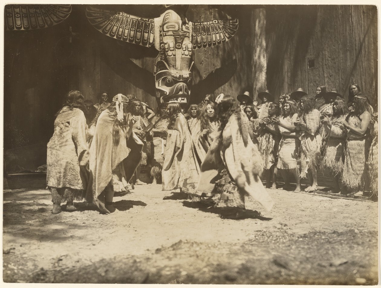 [Naida az Élet és halál táncát járja] alkotó: Edward S. Curtis