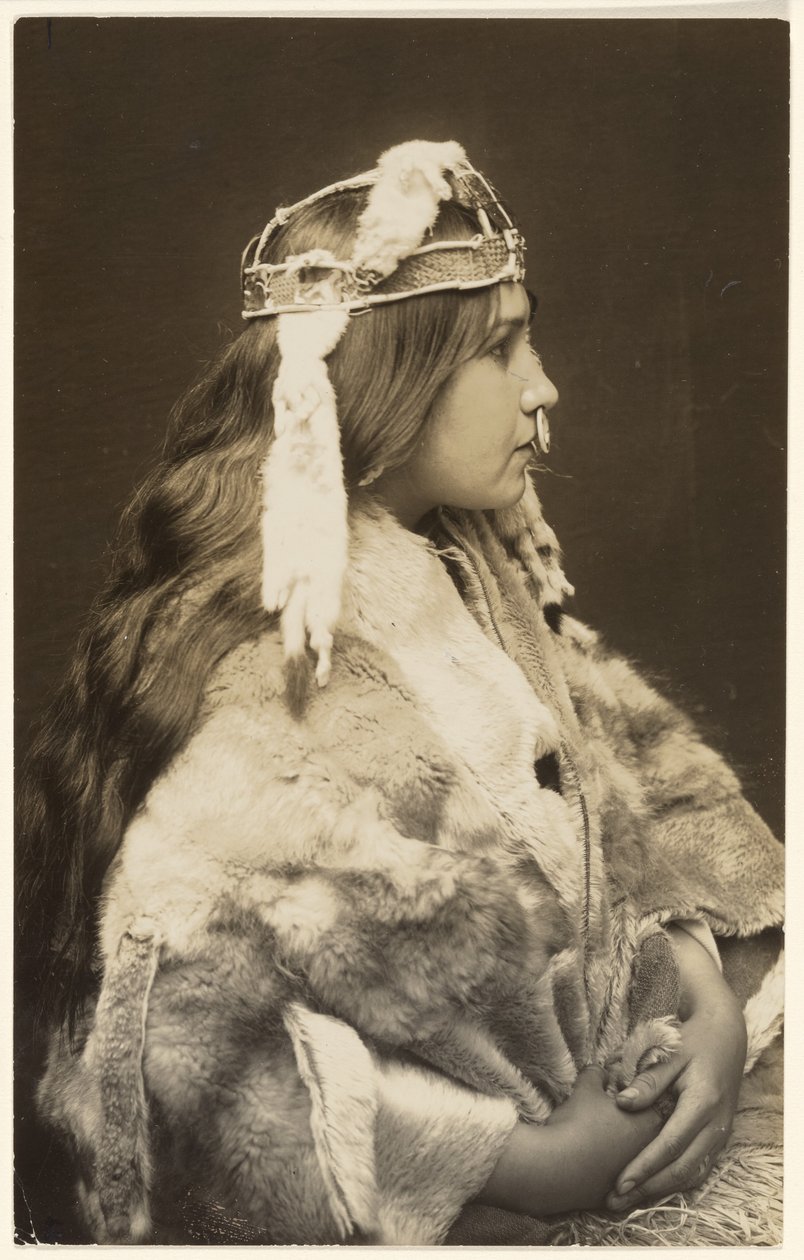 [Naida, a büszke hercegnő] alkotó: Edward S. Curtis