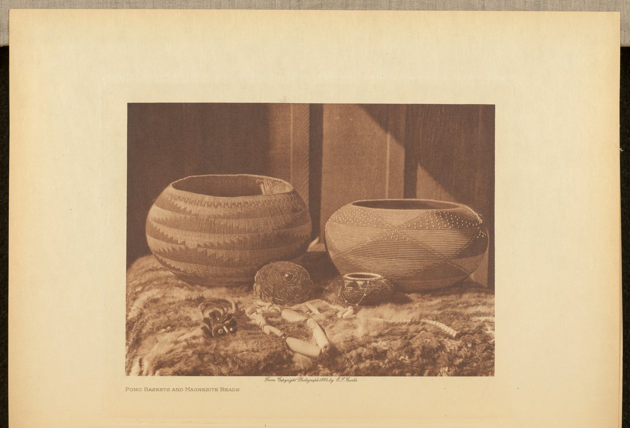 Pomo kosarak és magnezit gyöngyök alkotó: Edward S. Curtis