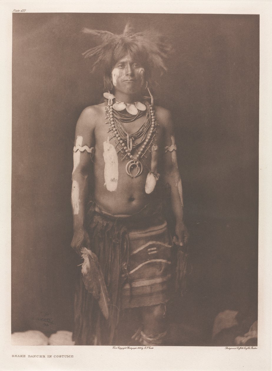 XII. portfólió, 430. tábla: Kígyótáncos jelmezben alkotó: Edward S. Curtis