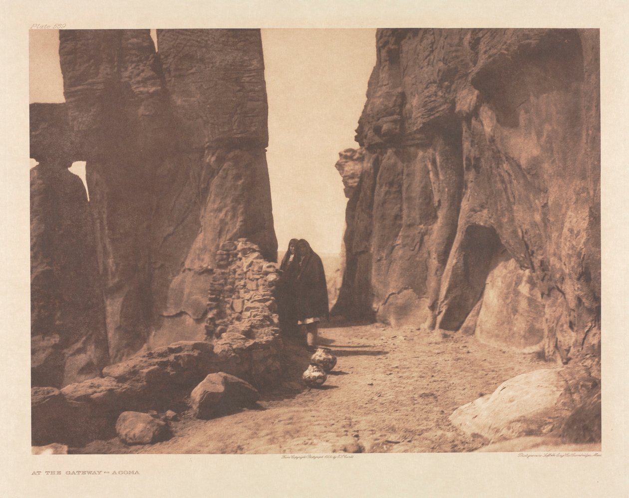 XVI. portfólió, 569. tábla: A kapunál - Acoma alkotó: Edward S. Curtis