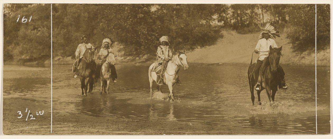 [Lovasok a patak partján] alkotó: Edward S. Curtis