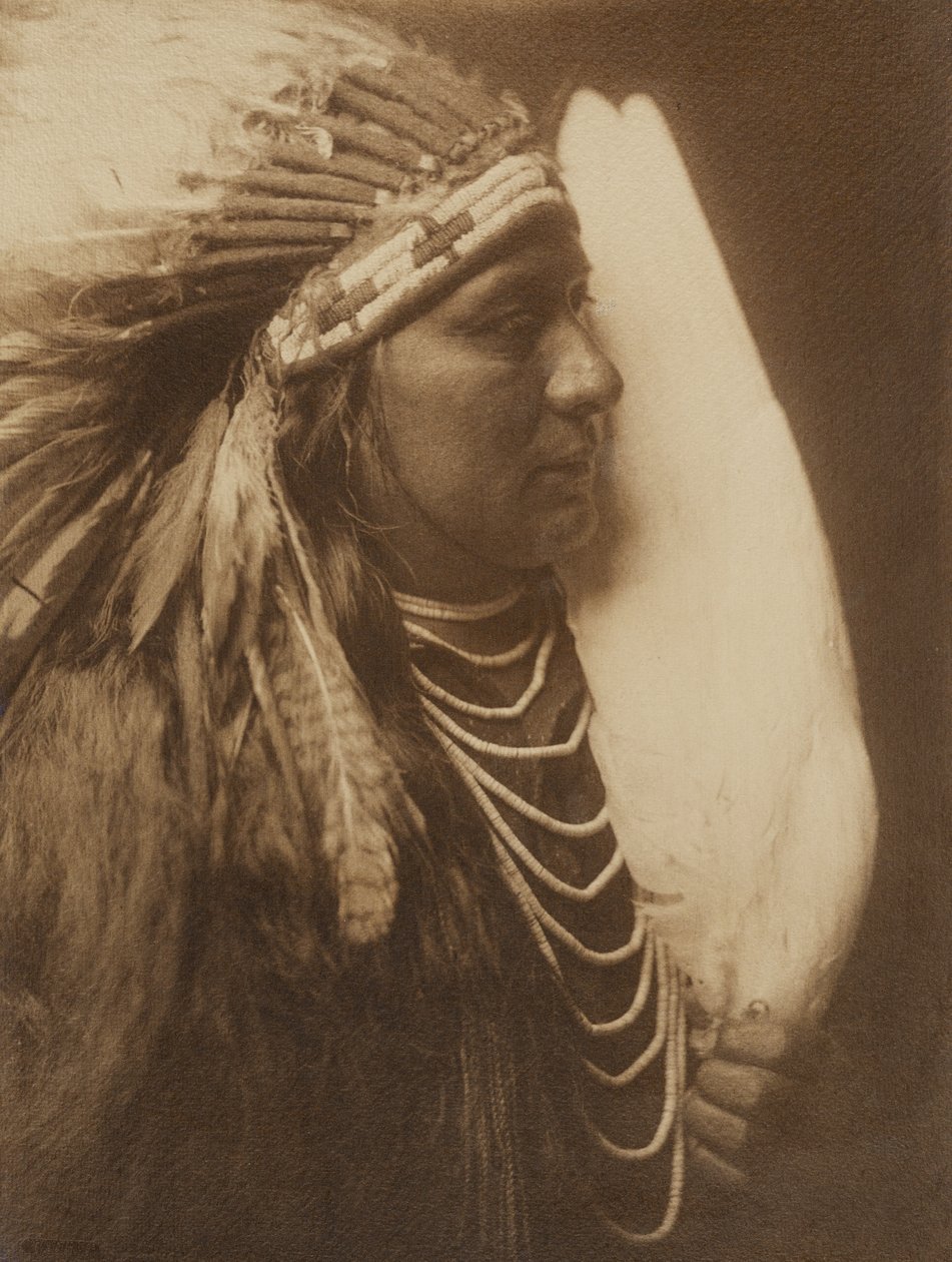[Három toll - Egy Nez Perce indián] alkotó: Edward S. Curtis