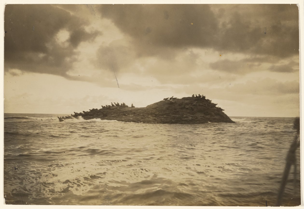 [Sziklás, szörfös szigetekre vitt a kenum] alkotó: Edward S. Curtis