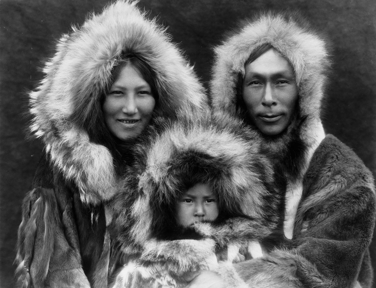 Egy családi csoport, Noatak, 1929 körül (f/w fotó) alkotó: Edward Sheriff Curtis