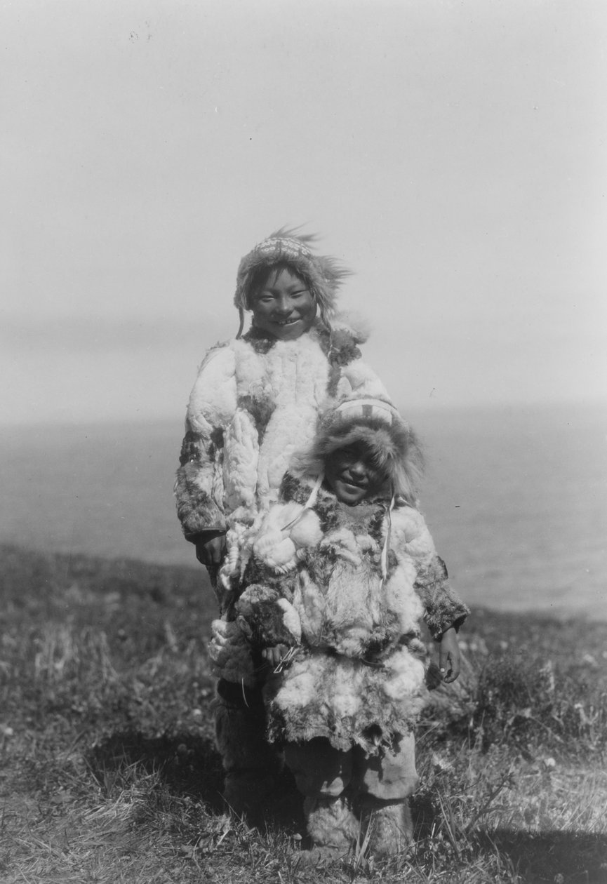 Egy kisgyerek és egy idősebb eszkimó kacsabőr parkot visel, Nunivak Island, Alaszka, 1929 körül (f/w fotó) alkotó: Edward Sheriff Curtis