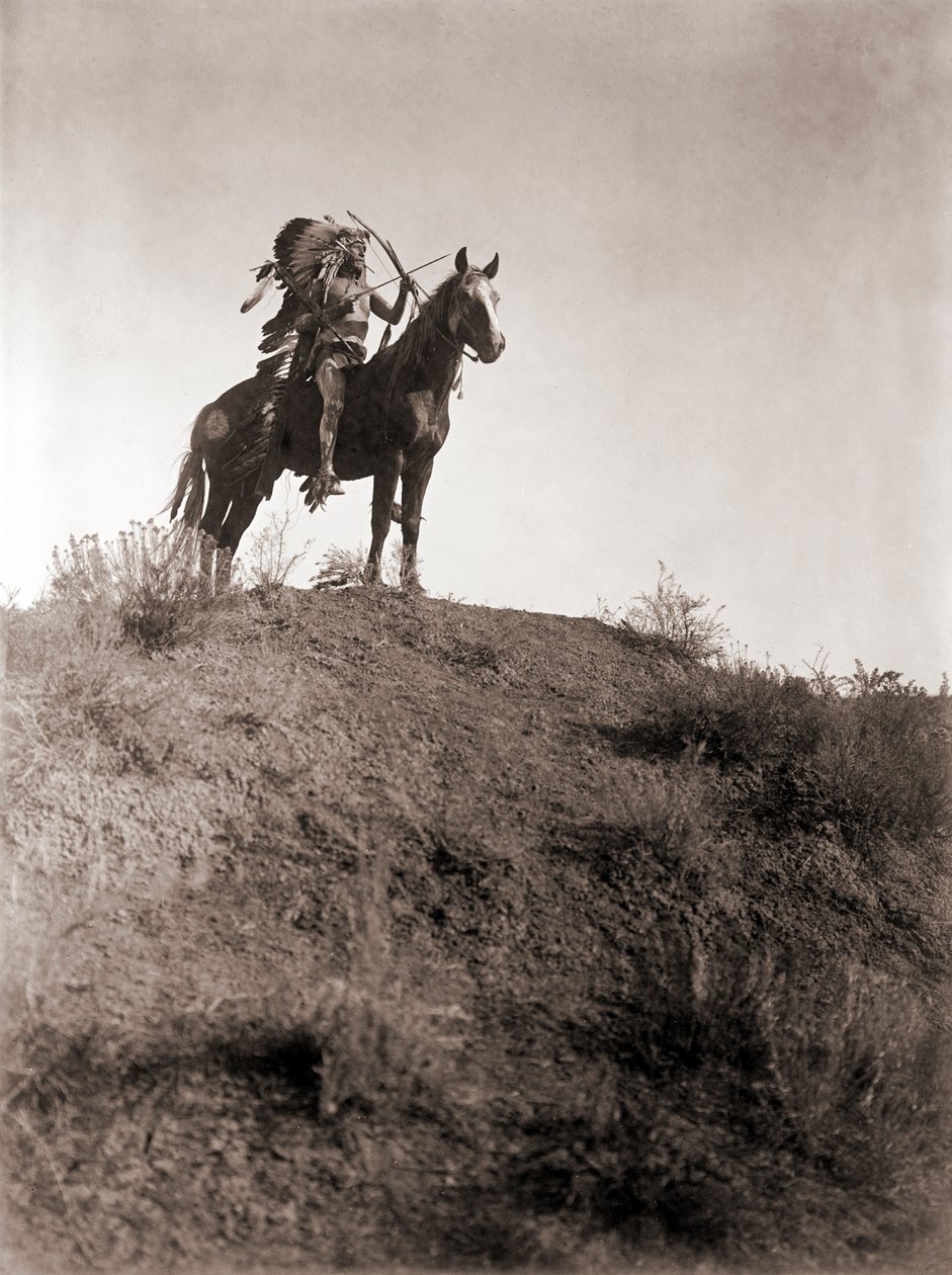 Absaroke Warrior on Horseback – Edward S. Curtis, 1910 körül (ezüst nyomat) alkotó: Edward Sheriff Curtis