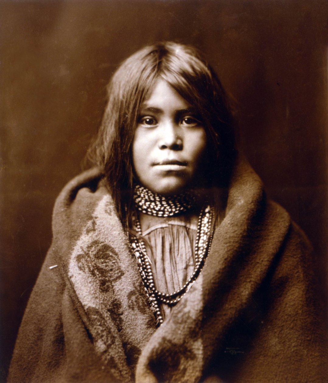 Egy apacs lány, c. 1903, fénykép Edward S. Curtis alkotó: Edward Sheriff Curtis