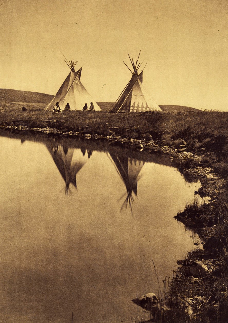 Vízparton: camp piegan egy víztest szélén. A kép az Edward S. Curtis (1868-1952) által az észak-amerikai indiánokról szóló enciklopédiának 6. kötetéből készült, Theodore Roosevelt előszavával. 1907 és 1930 között 20 kötet mi alkotó: Edward Sheriff Curtis