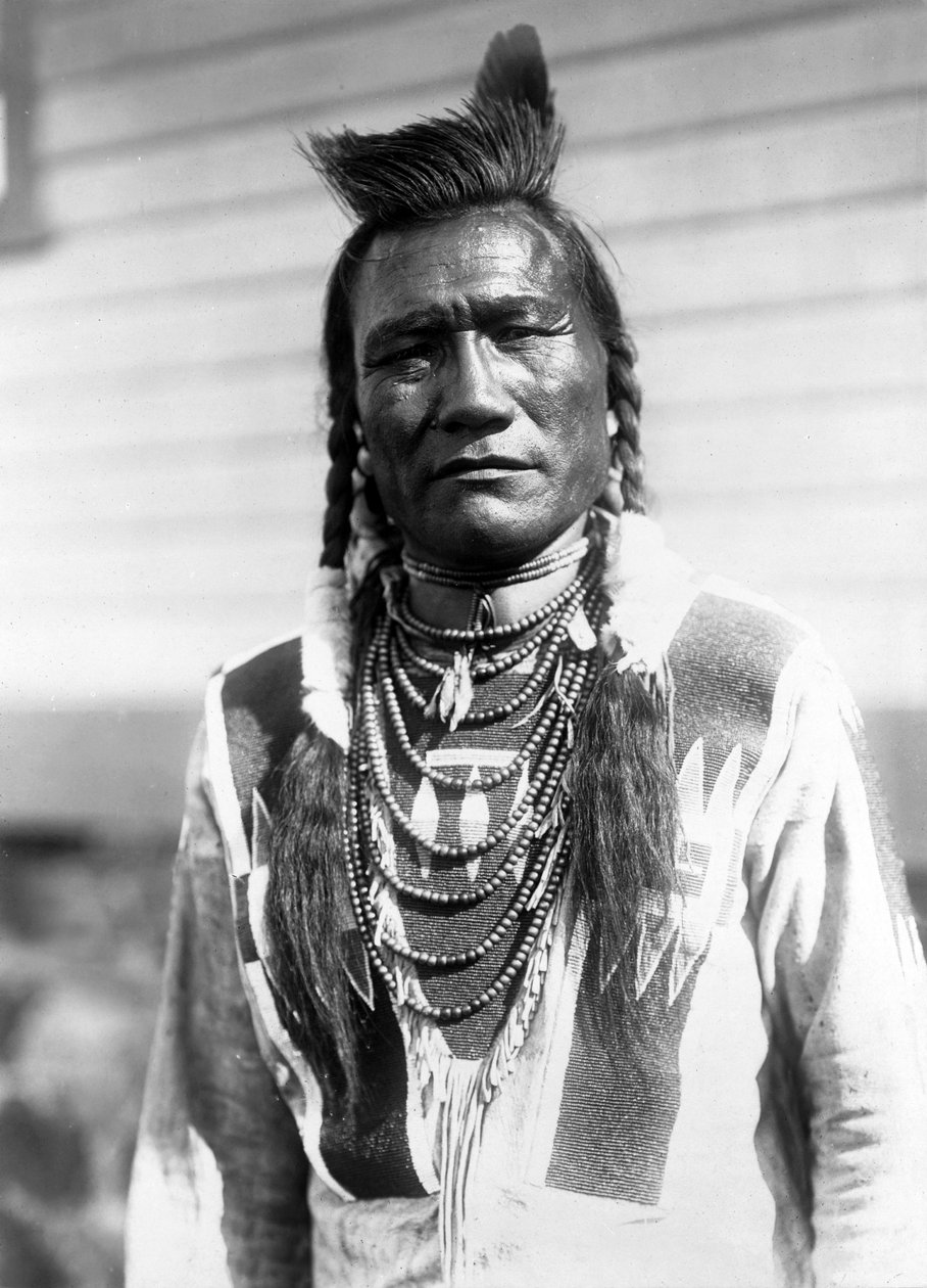 Madárcsörgő, indiai férfi, c. 1910, fotó Edward S. Curtis alkotó: Edward Sheriff Curtis