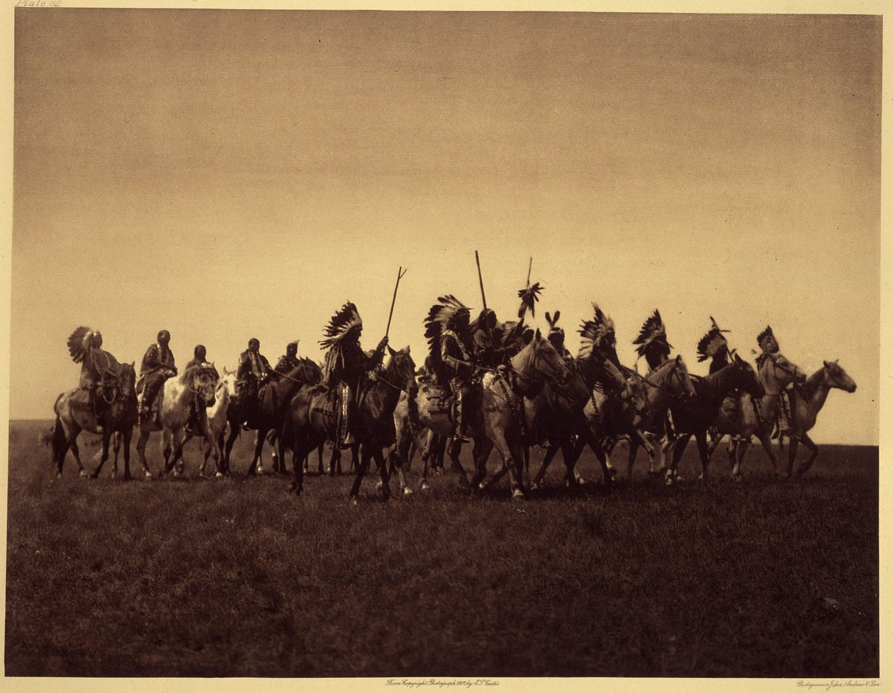 Brate háborús parti. A Sioux Brules csapata megismétli az ellenség elleni rajtaütést. A fénykép Edward S. Curtis észak-amerikai indiánokról szóló enciklopédiájának (1868-1952) 3. kötetéből készült, Theodore Roosevelt előszavával. 1907 és 1930 között 20 köt alkotó: Edward Sheriff Curtis