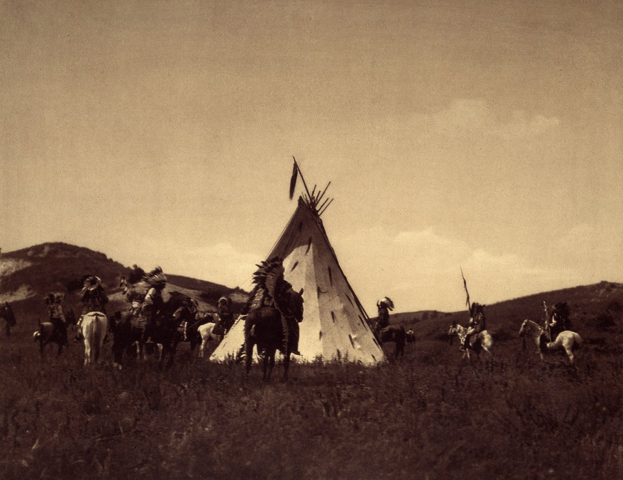 Sioux tábor. Szokás volt, hogy a harcosok egy kört lovagoljanak a vezérük körútja körül, mielőtt ellenséges rajtaütésre indulnának. A fotó Edward S. Curtis észak-amerikai indiánokról szóló enciklopédiájának (1868-1952) 3. kötetéből készült, Theodore Roose  alkotó: Edward Sheriff Curtis