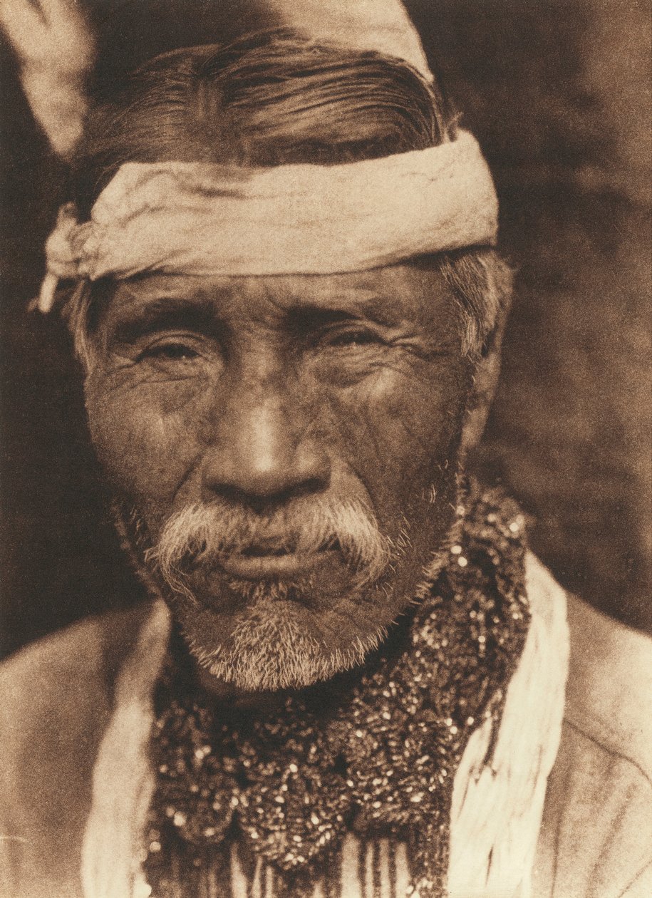 Közelkép egy öreg észak-amerikai indiánról szemből nézve alkotó: Edward Sheriff Curtis